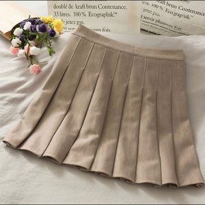 Khaki coloured pleated skirt (small)